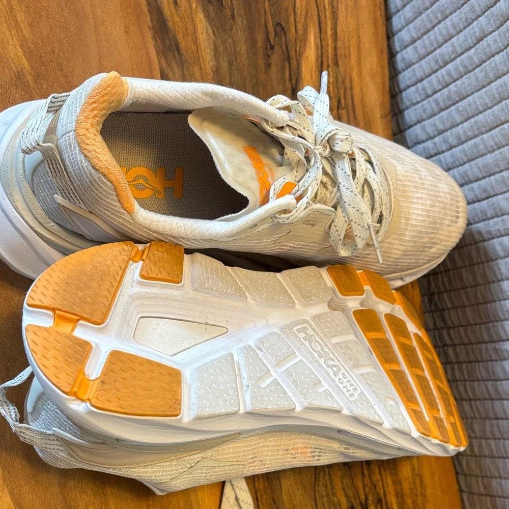 Hoka Neutral Trainer in Beige with Orange Accents 6M - Picture 4 of 7